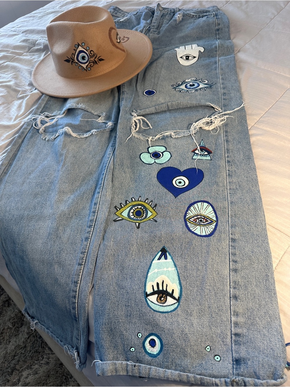 SHEIN painted jeans,Multi-Blue Beaded Charm Hat Necklace with Turquoise Heart. - Picture 4 of 5